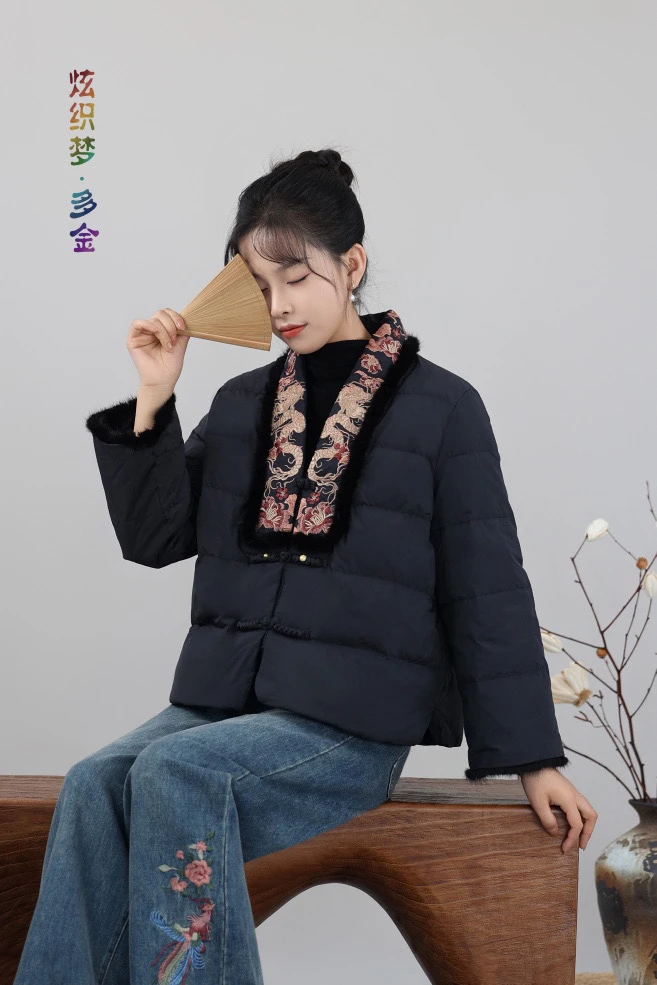 炫织梦多金24年新款对襟V领水貂毛双龙刺绣国风保暖短款90羽绒服