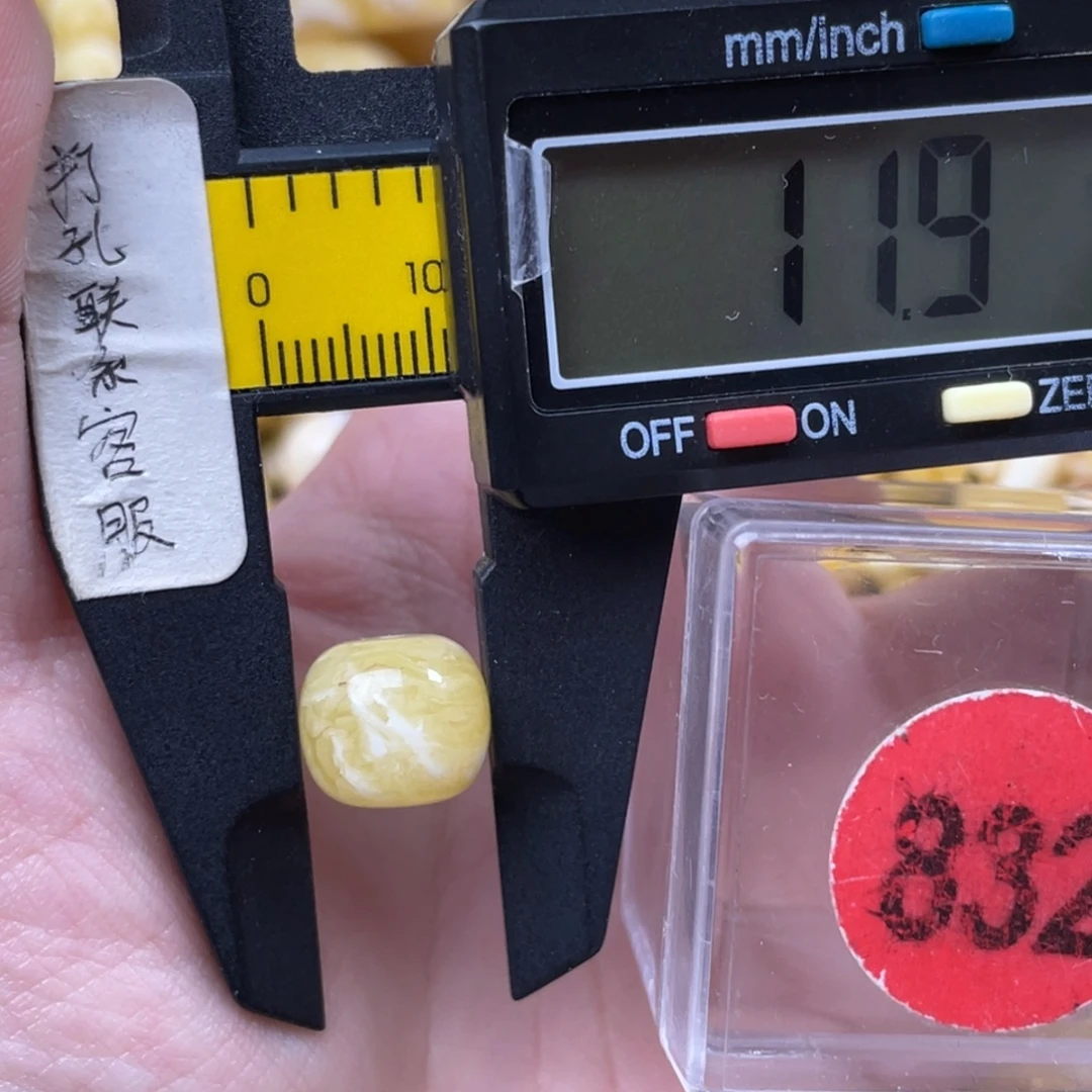 蜜蜡未镶嵌珠宝奇石
