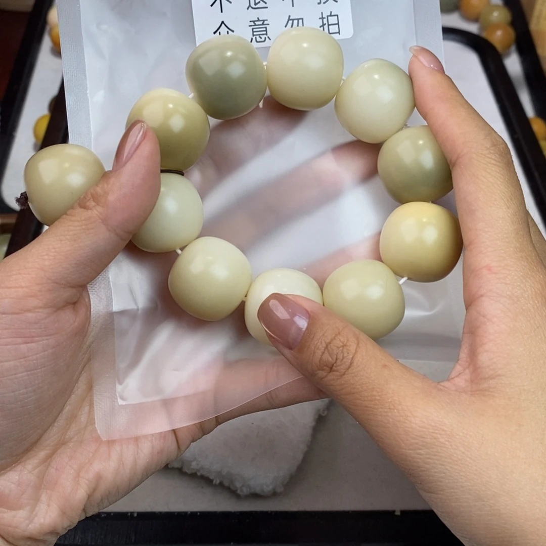 白玉菩提吊坠迷***?235瑕疵不退不换