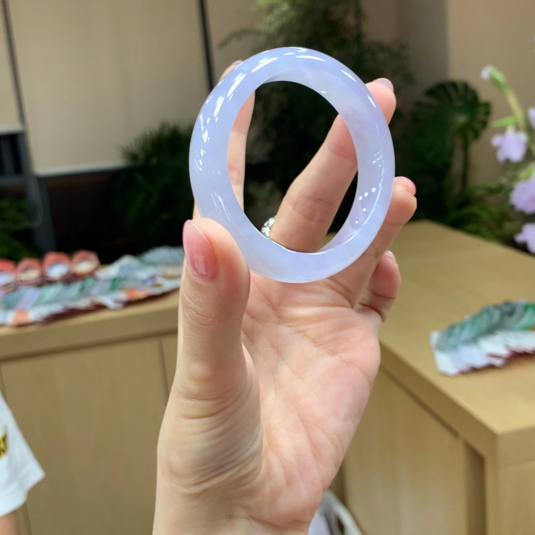 翡翠手镯未镶嵌沉**习不退不换