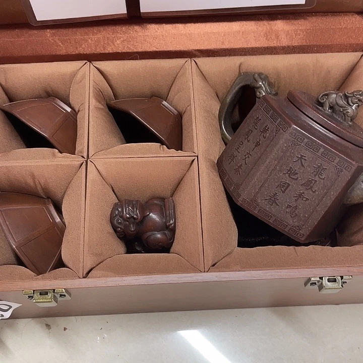 茶壶红泥原矿泥料手工制作的一把紫砂壶。