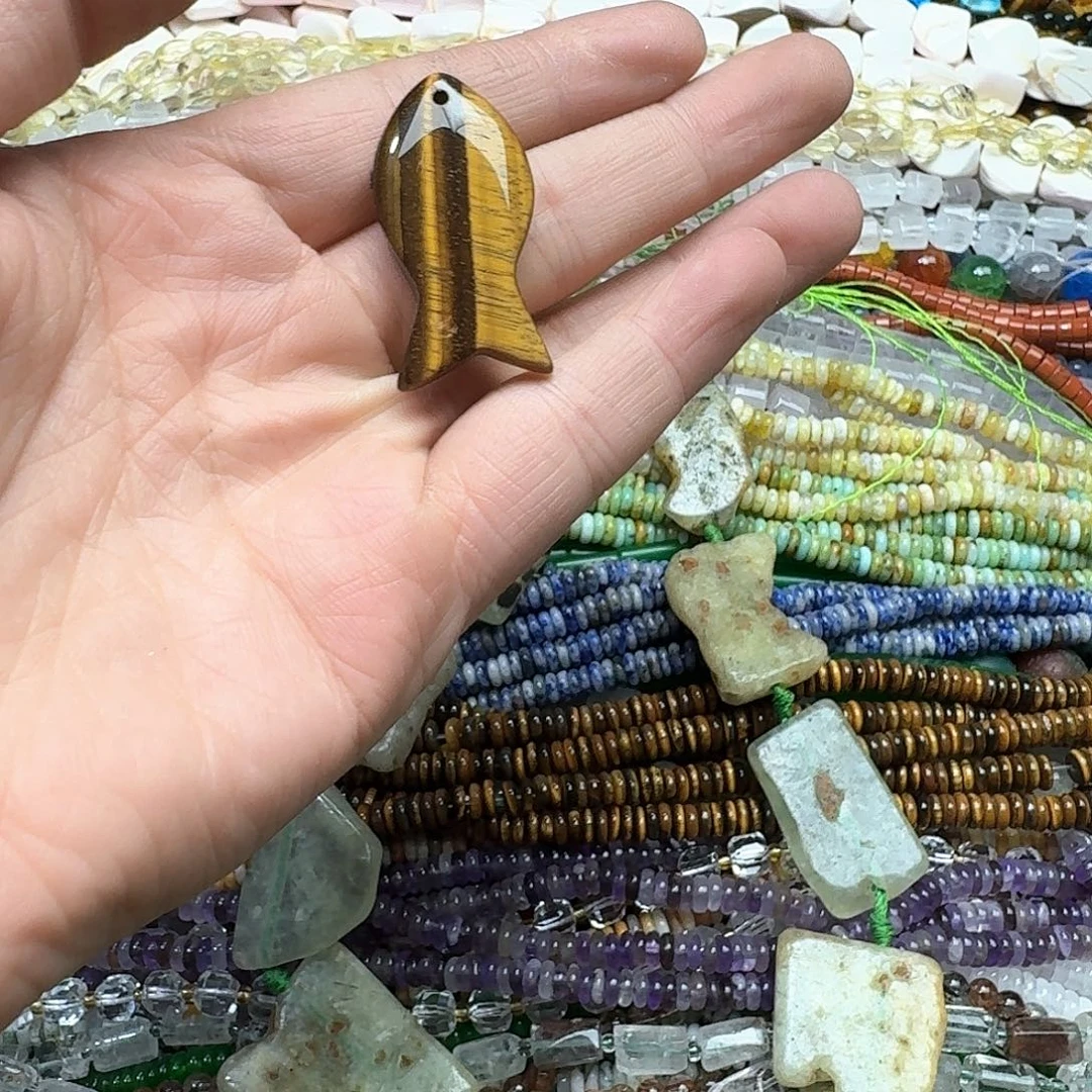 玛瑙/玉髓未镶嵌珠宝半成品一颗20x40m黄虎吊坠