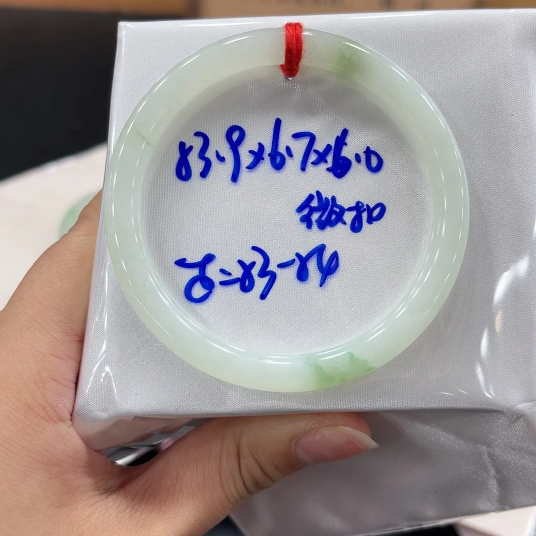 翡翠手镯未镶嵌翡翠