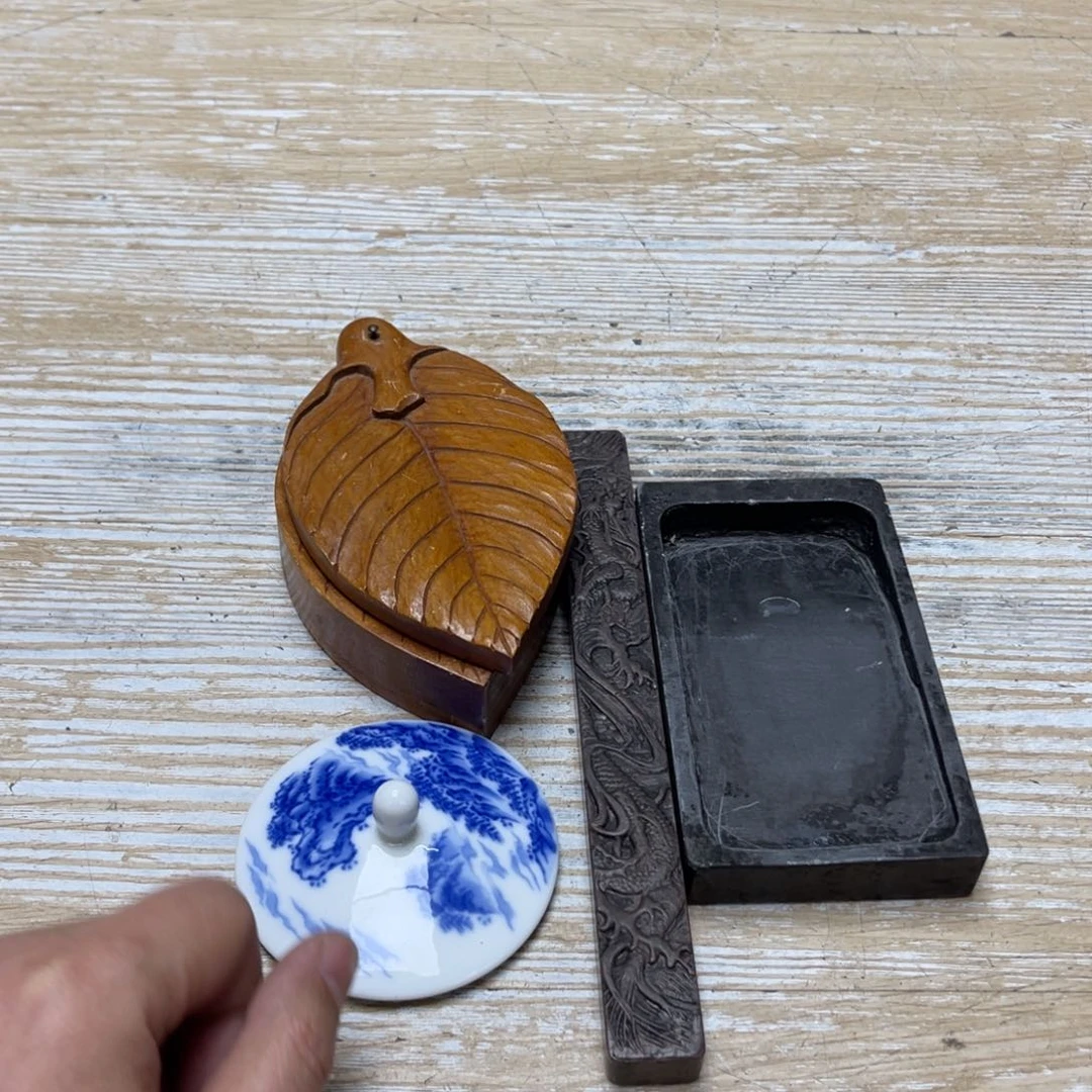 瓷片山***水密密麻麻地排列着一个