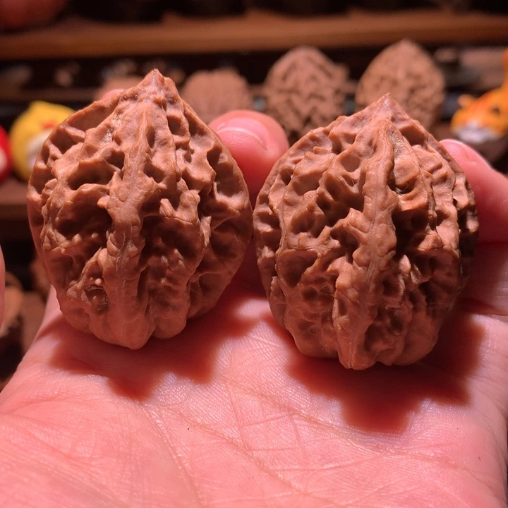 文玩核桃吊坠楸玥核64