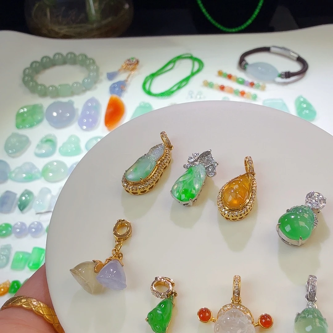 翡翠未镶嵌颈饰多样性发其一