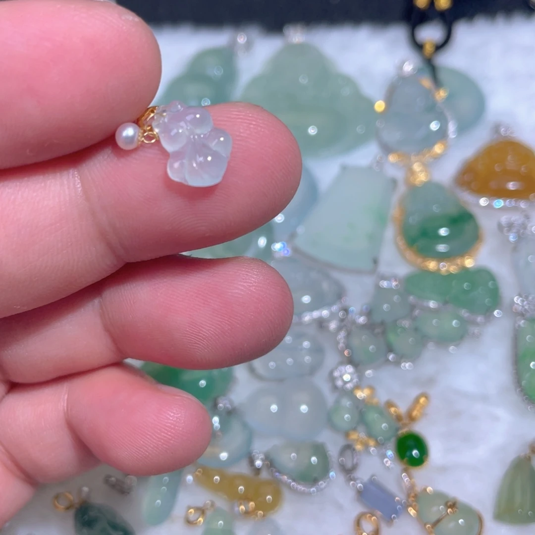 翡翠18K金镶嵌颈饰