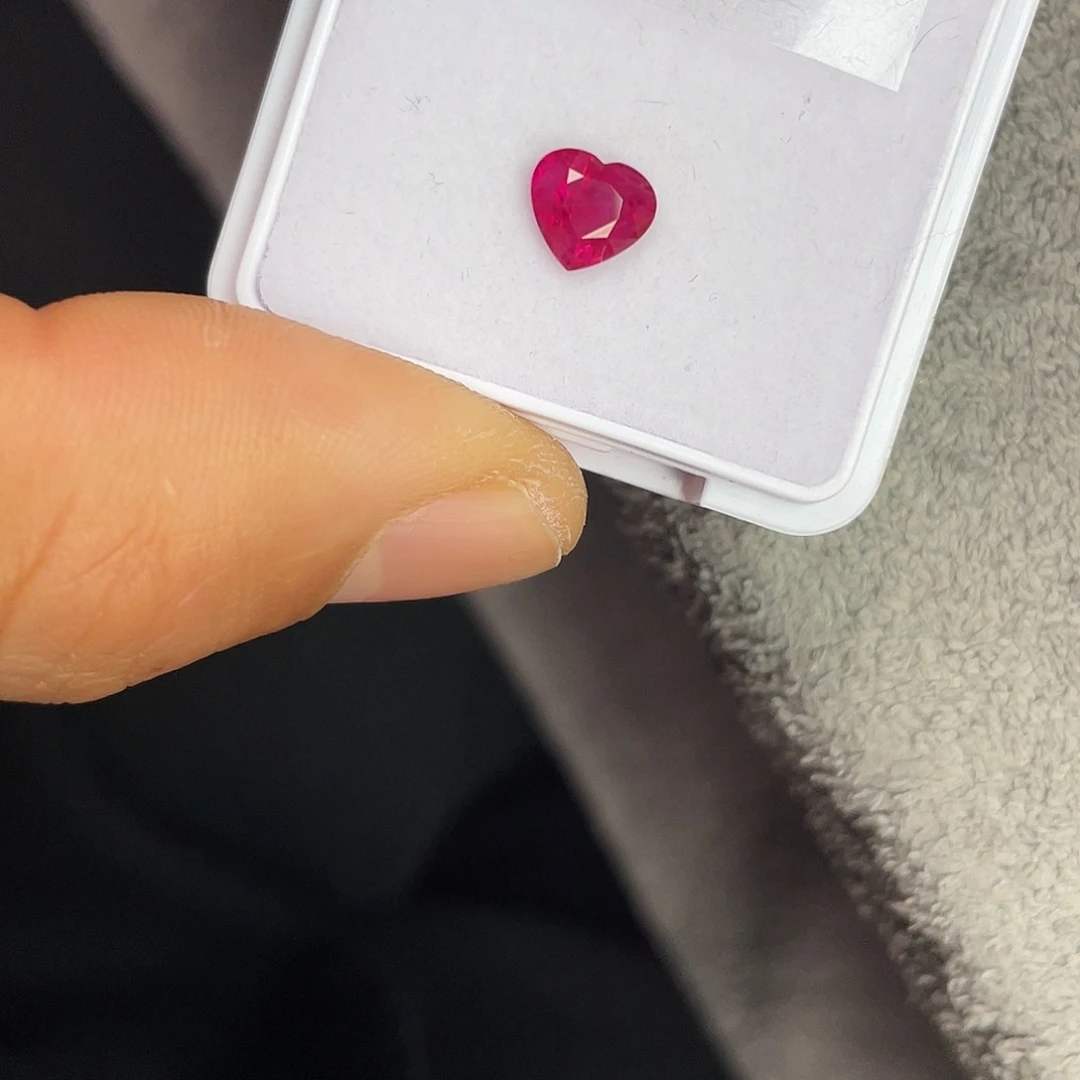 红宝石裸石未镶嵌1.35Ct。