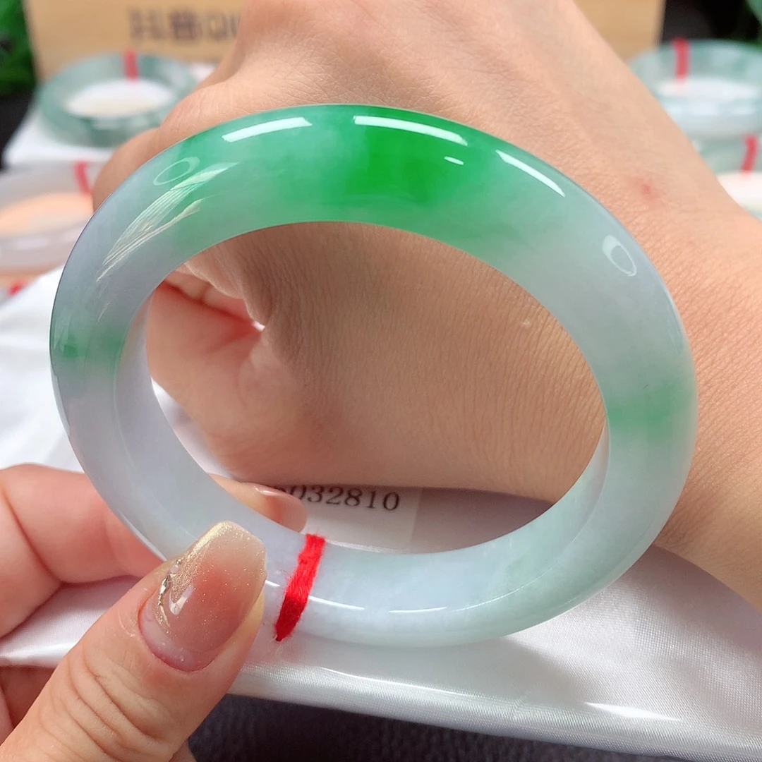 未镶嵌手镯翡翠高货微瑕，捡漏，辣绿飘花经典85号