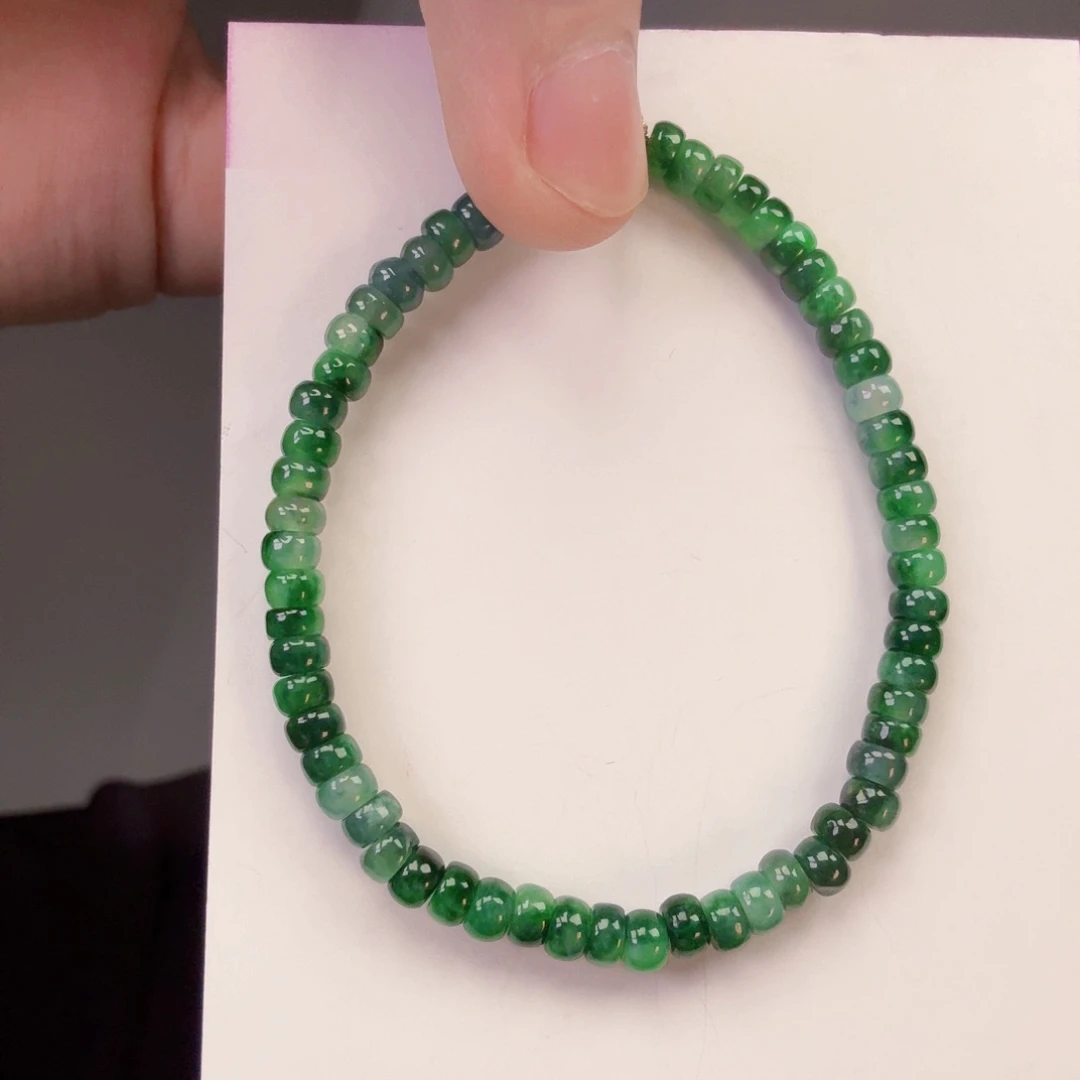 翡翠未镶嵌颈饰一件