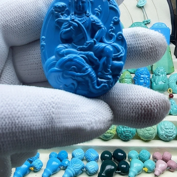 沈***高瓷蓝雕刻普贤挂件