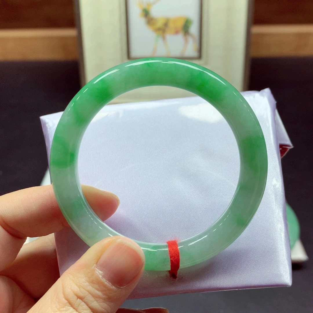 翡翠手镯未镶嵌天然翡翠