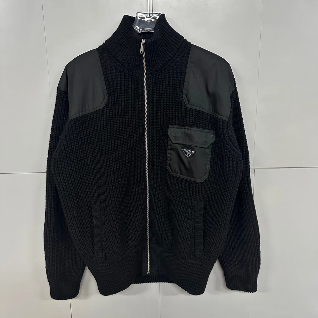 全新未使用 Prada/普拉达 SS24三角标尼龙拼接毛衣外套48码D14196
