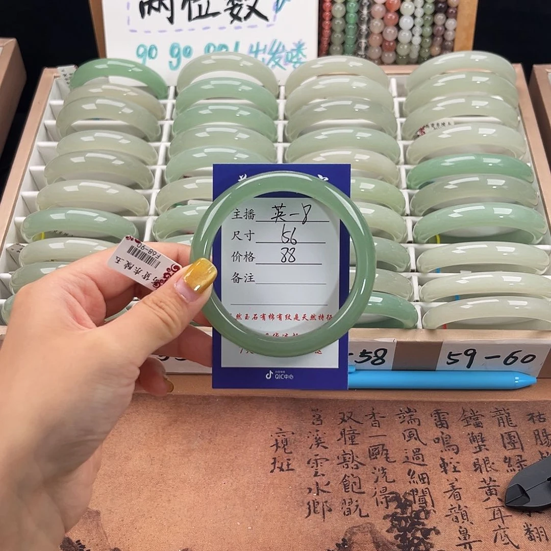 未镶嵌手镯石英质玉