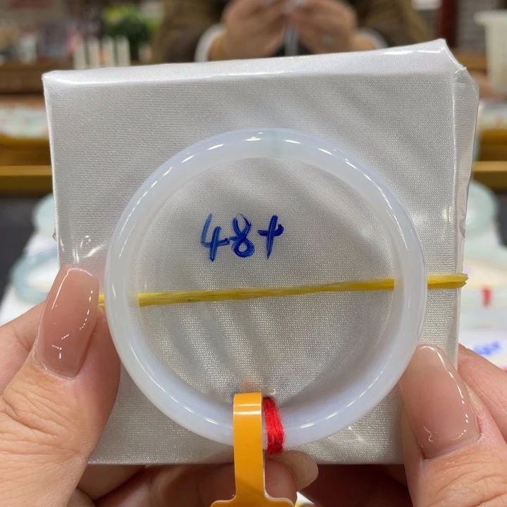 翡翠手镯未镶嵌翡翠