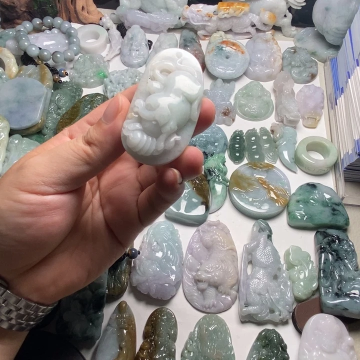 翡翠未镶嵌颈饰福猪85