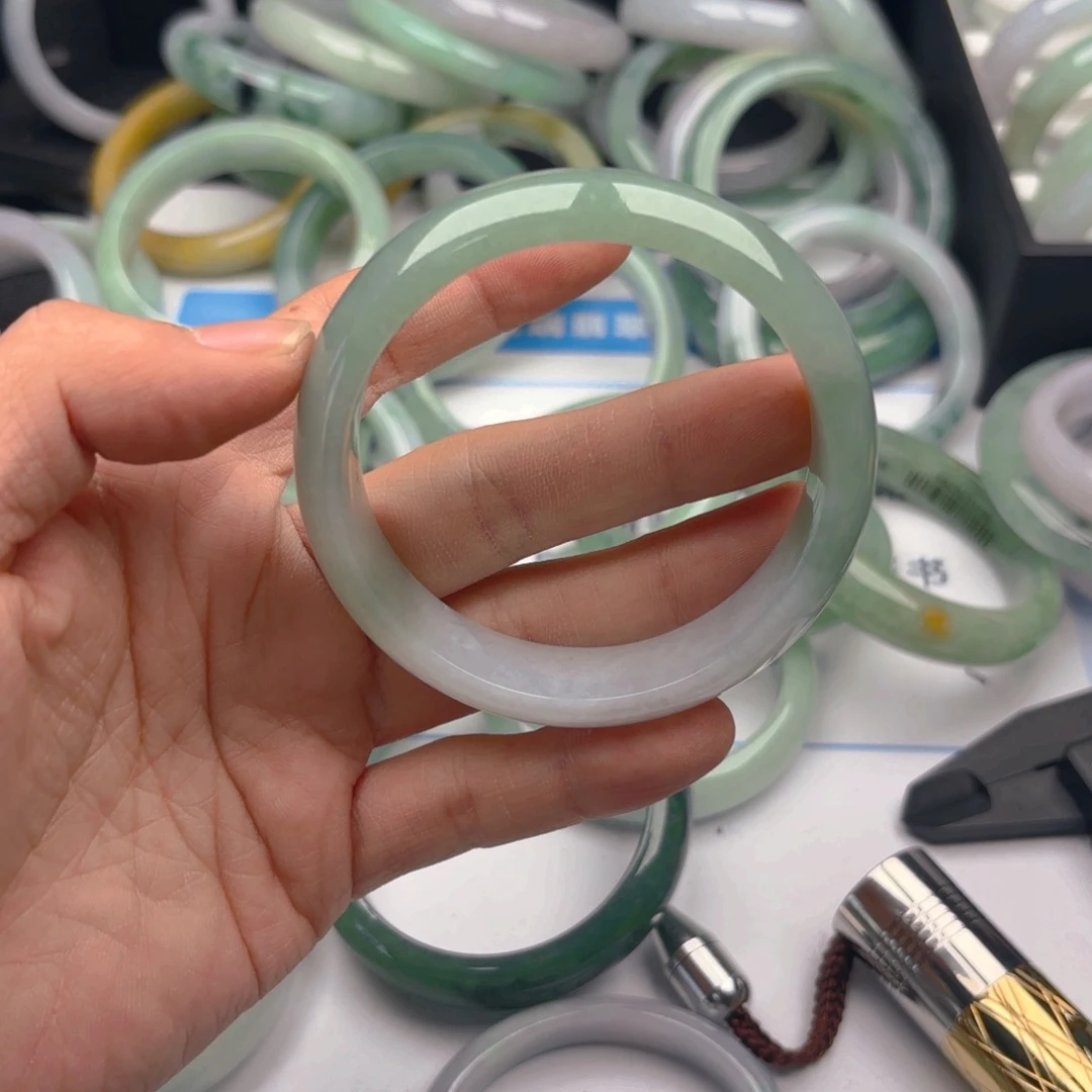 翡翠未镶嵌手镯6061. 117