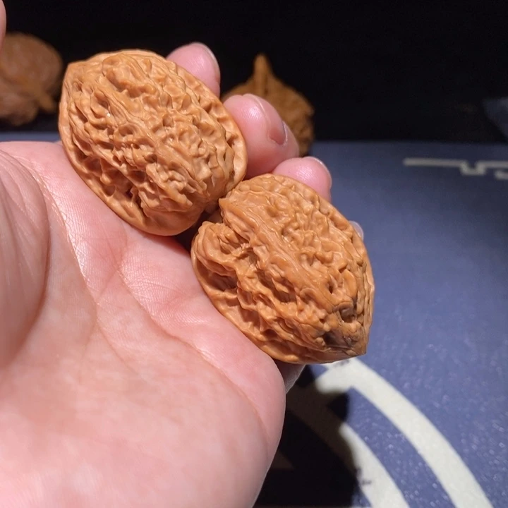 文玩核桃吊坠鸡心