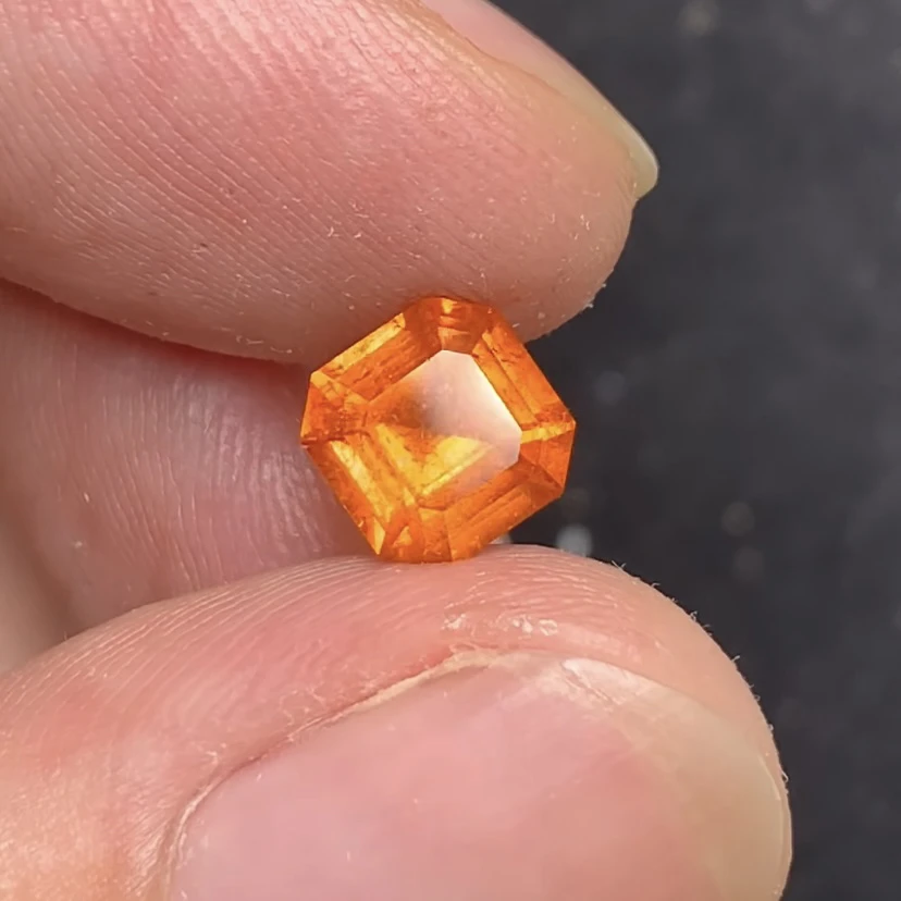天然汽水色芬达石 2.36ct 精工阿斯切 玻璃体满火彩 7.4×7.4