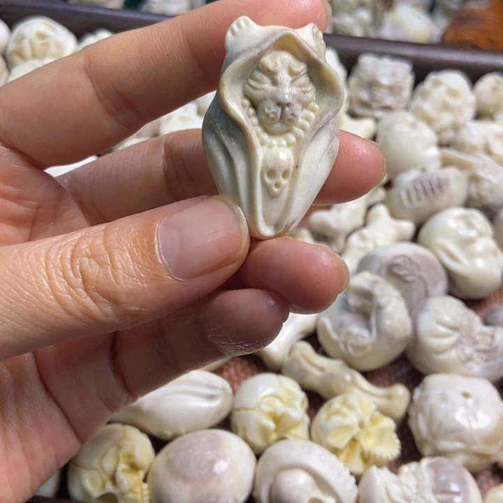 配饰鹿角雕刻一个出