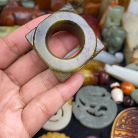 蛇纹石玉未镶嵌颈饰35