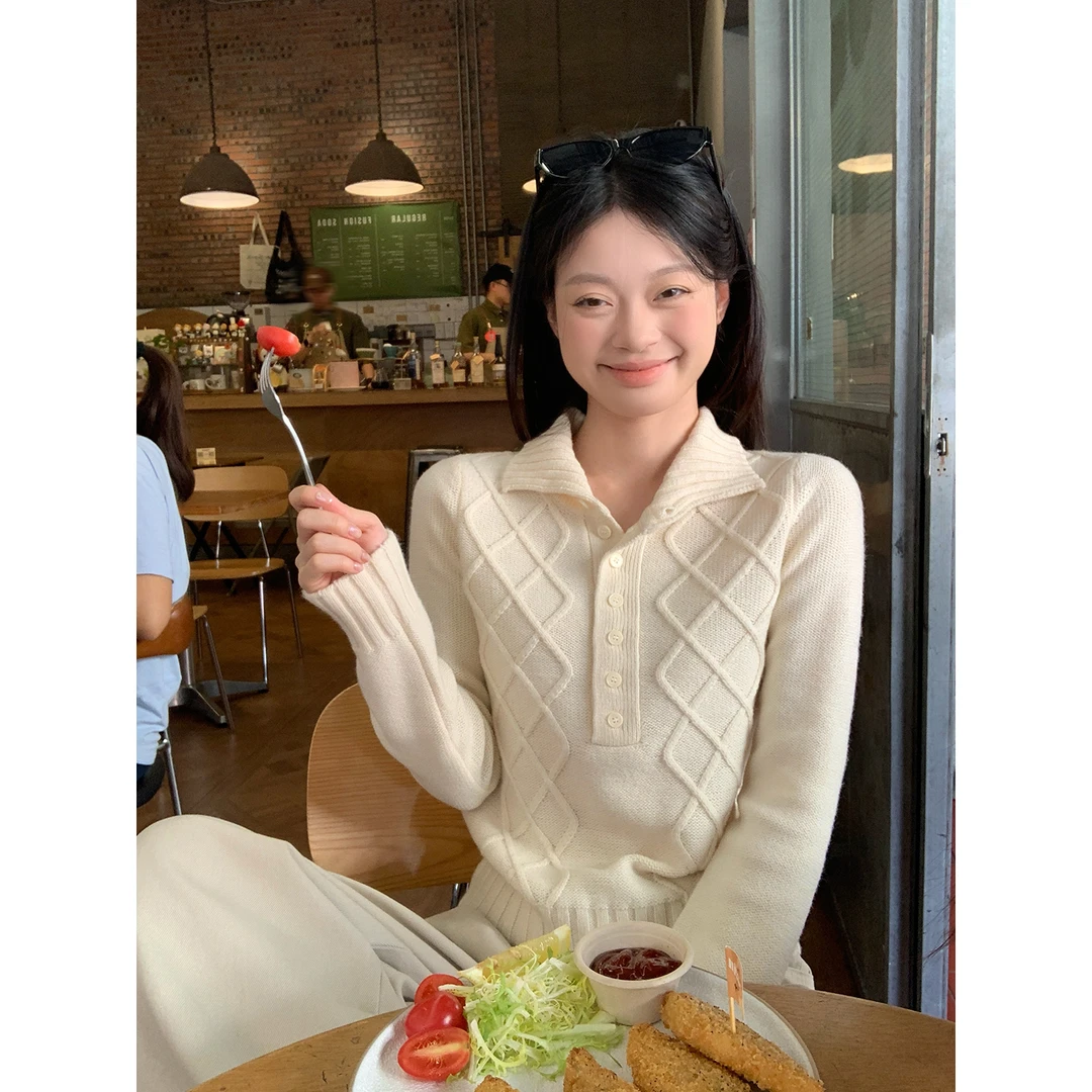 宋正恩11/24 10:00AM上新【米白软糯菱格纹半开襟高领毛衣】HY1078