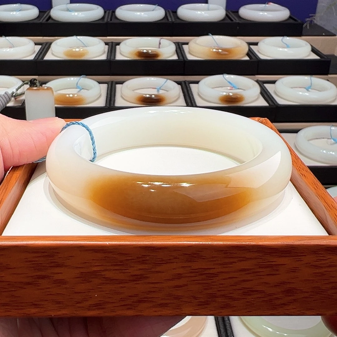 和田玉未镶嵌手镯