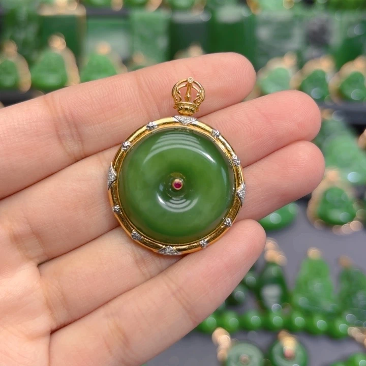 颈饰18K金镶嵌和田玉（碧玉）