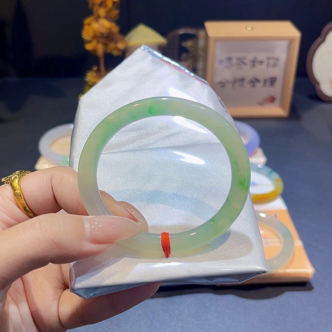 翡翠手镯未镶嵌翡翠手镯