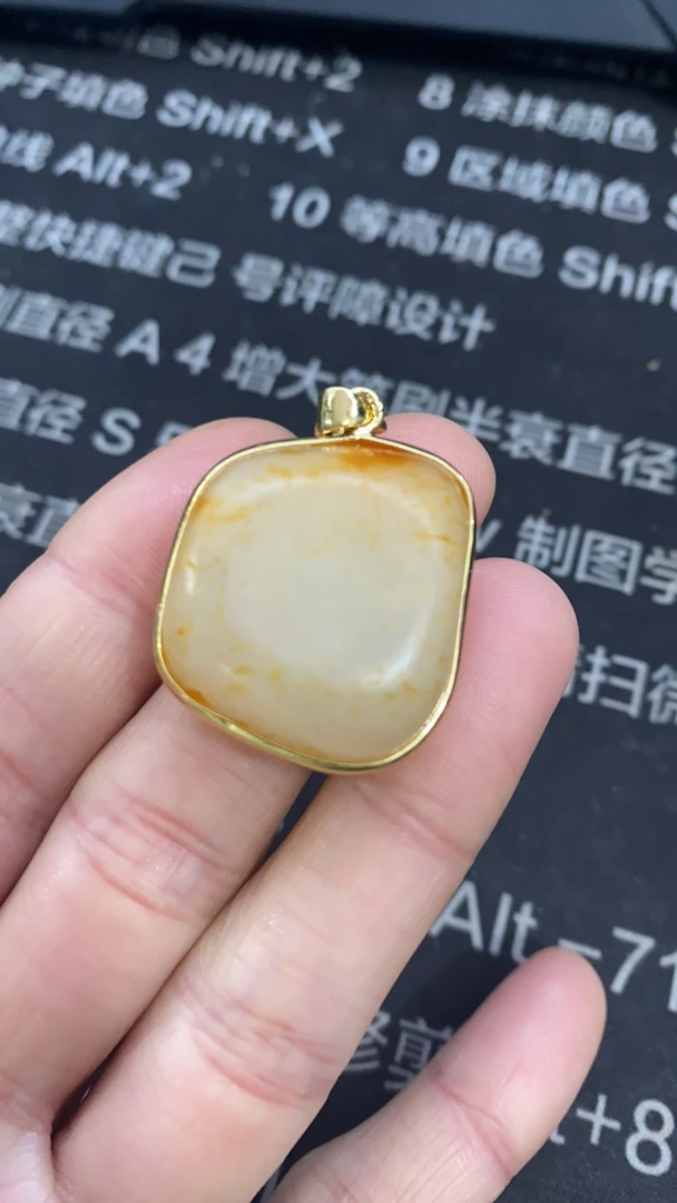 和田玉白玉随行原石吊坠