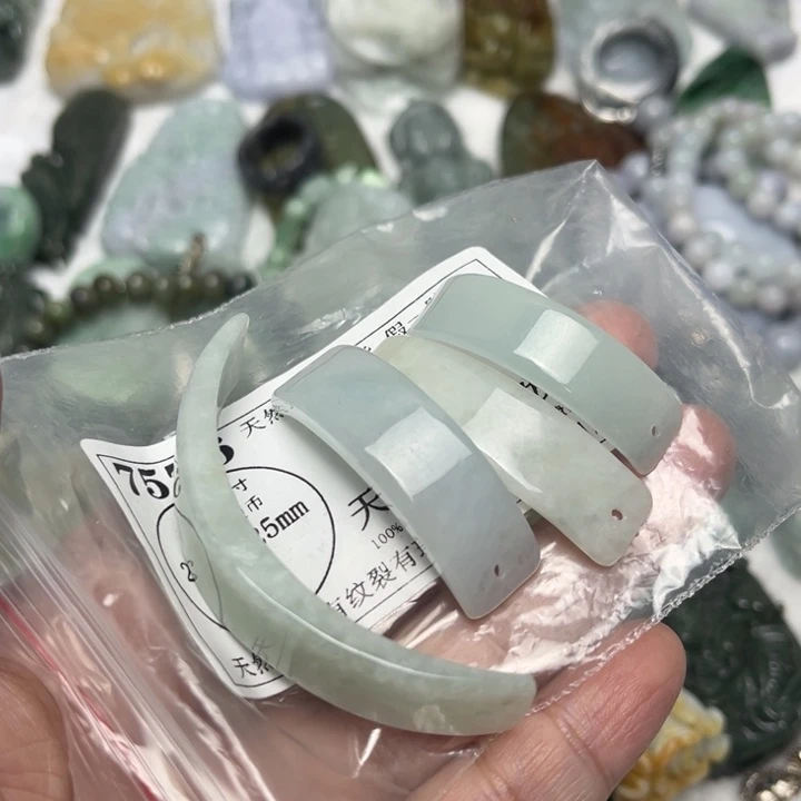 翡翠未镶嵌颈饰7576