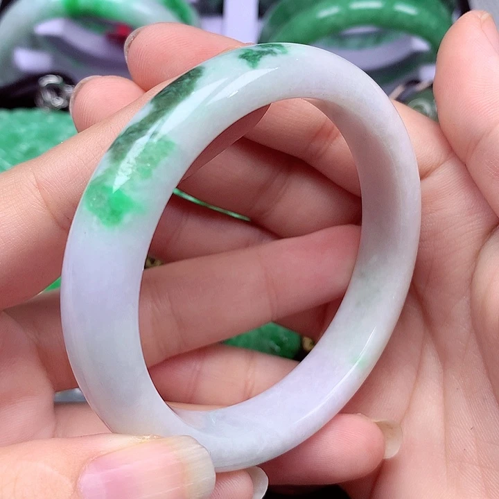 翡翠手镯未镶嵌翡翠手镯
