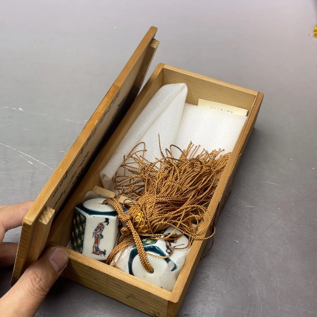 元***️瓷片密密麻麻地铺满一