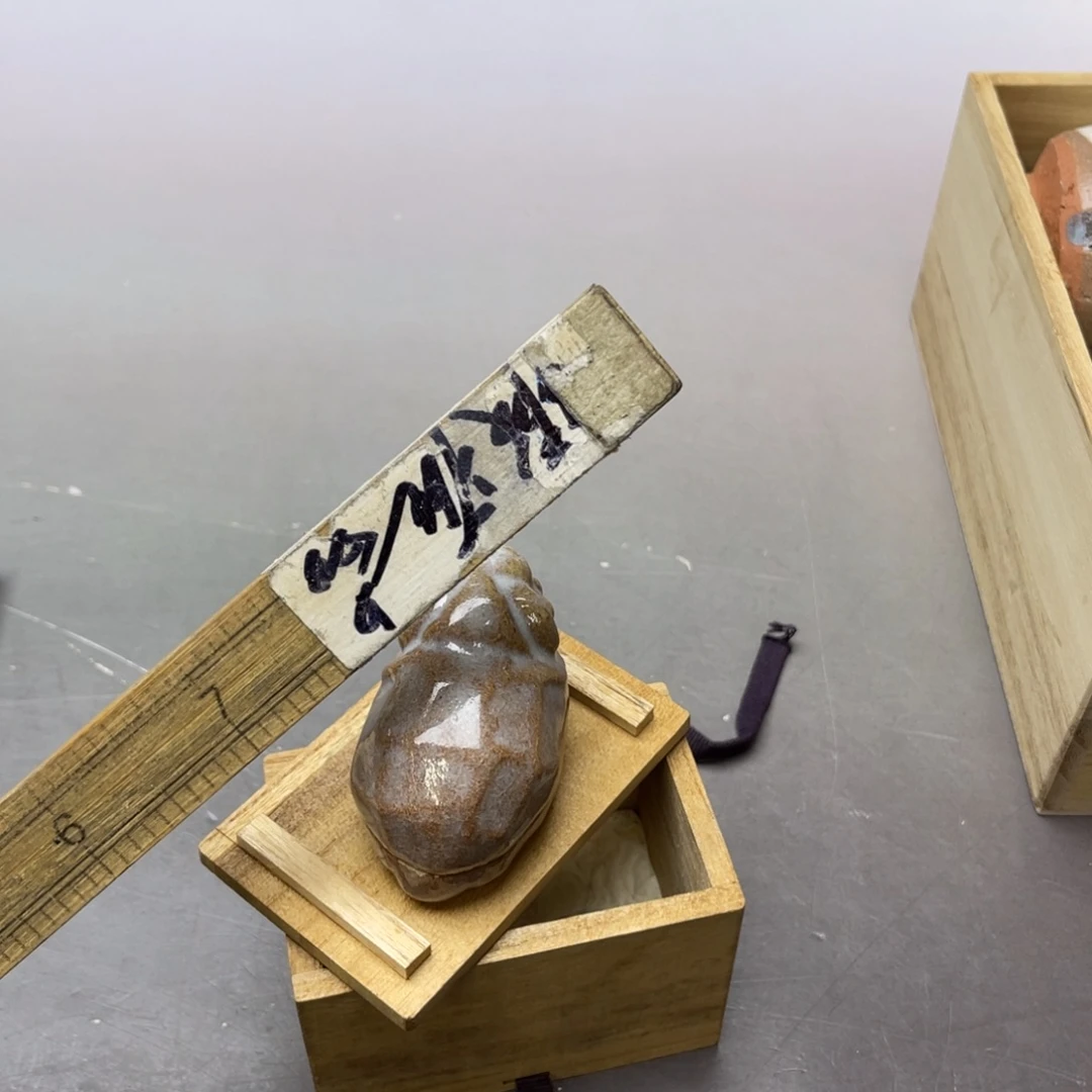 8***8瓷片密密麻麻地铺满一