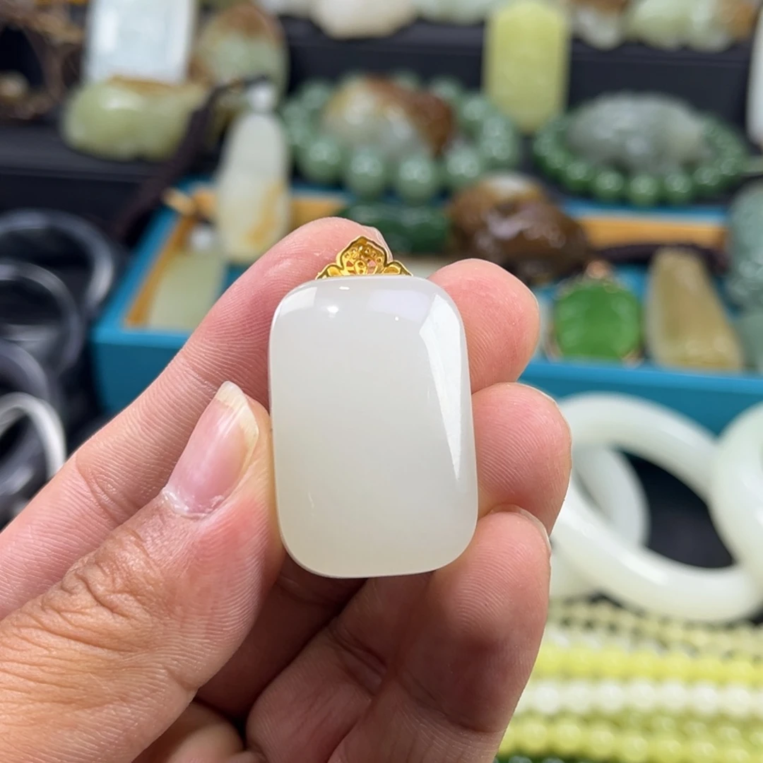 和田玉18K金镶嵌颈饰