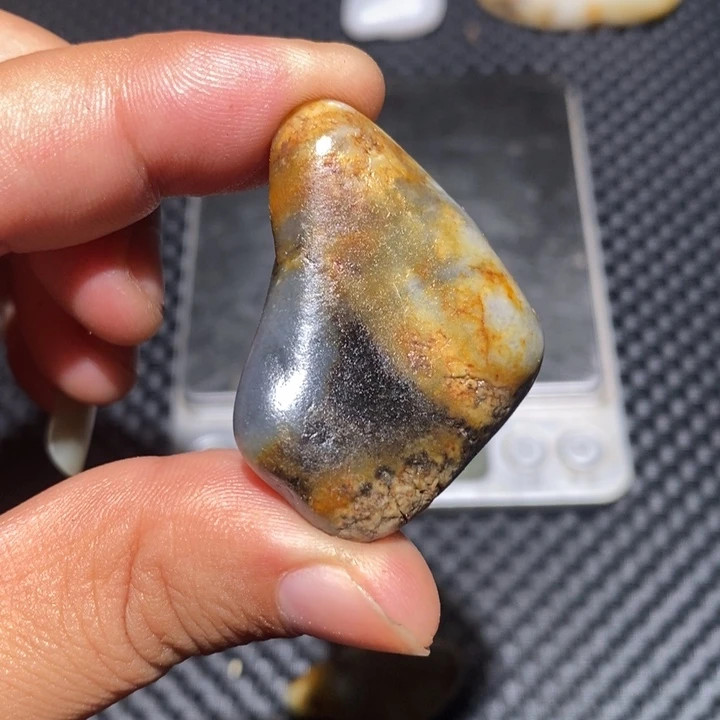 和田玉未镶嵌把件