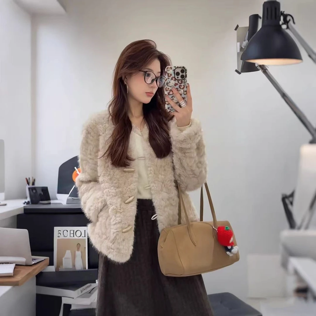 2025新款牛角扣小湖羊皮毛一体女冬季小个子高级环保皮草毛毛外套