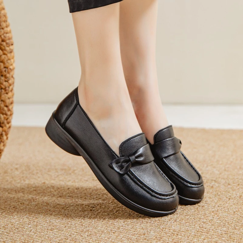 超软舒适妈妈鞋子单鞋防滑中老年舒适不累脚皮鞋轻便春秋款休闲