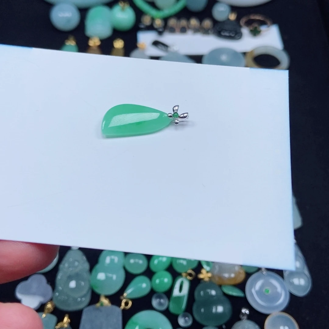 天***兽翡翠未镶嵌颈饰随形吊坠