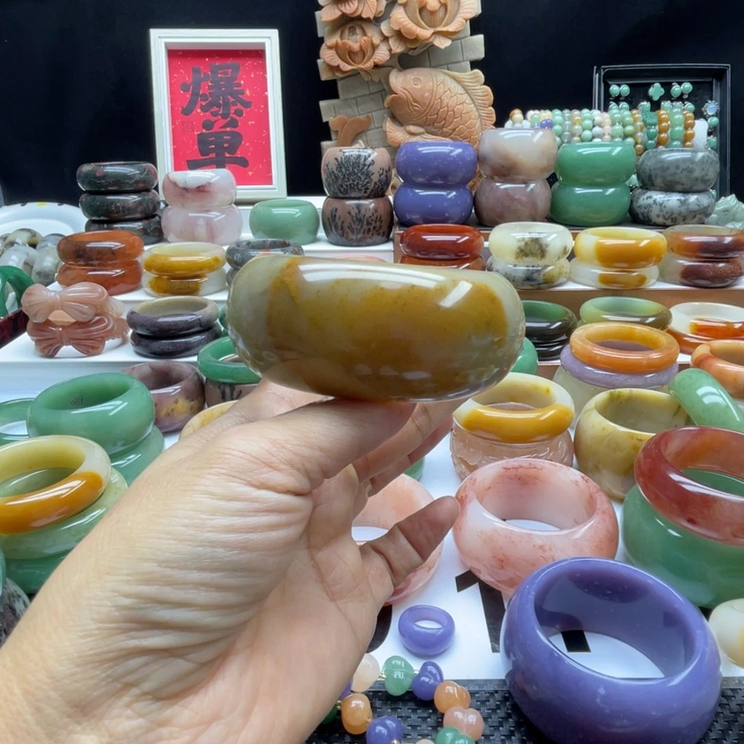 董***丽石英岩玉未镶嵌手镯