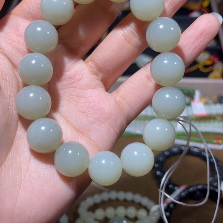 羊***二和田玉未镶嵌手链