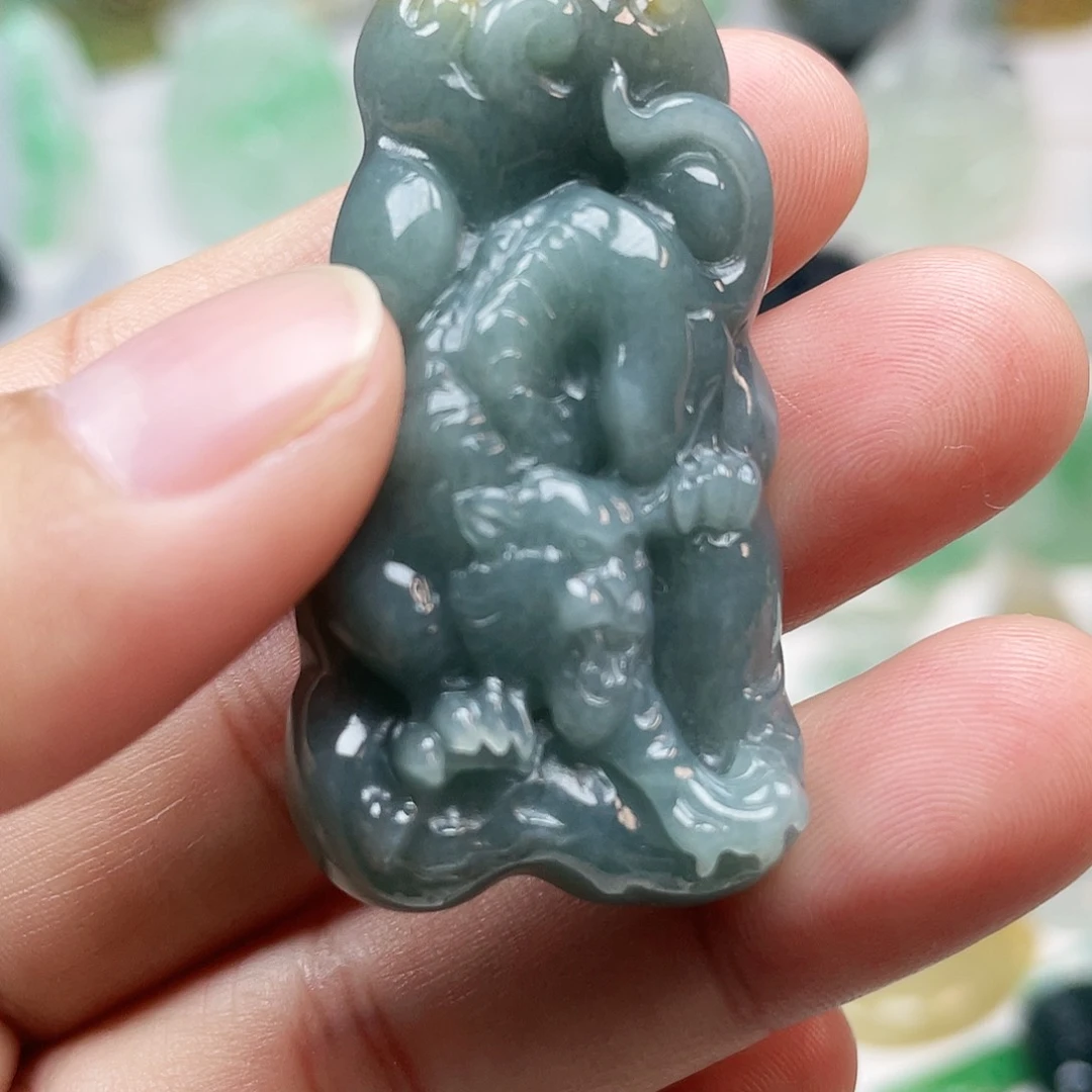 翡翠颈饰未镶嵌下山虎