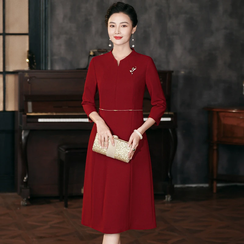 年轻妈妈婚礼婚宴礼服高贵气质酒红色喜婆婆大码连衣裙