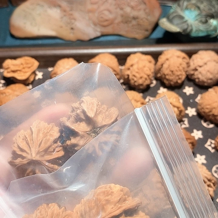 文玩核桃吊坠在一起时很快乐也挺
