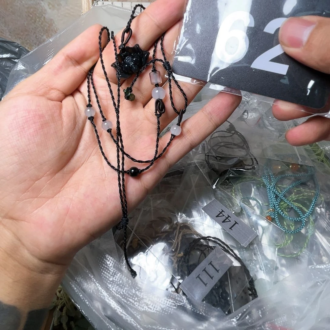 蛇纹石玉颈饰合金