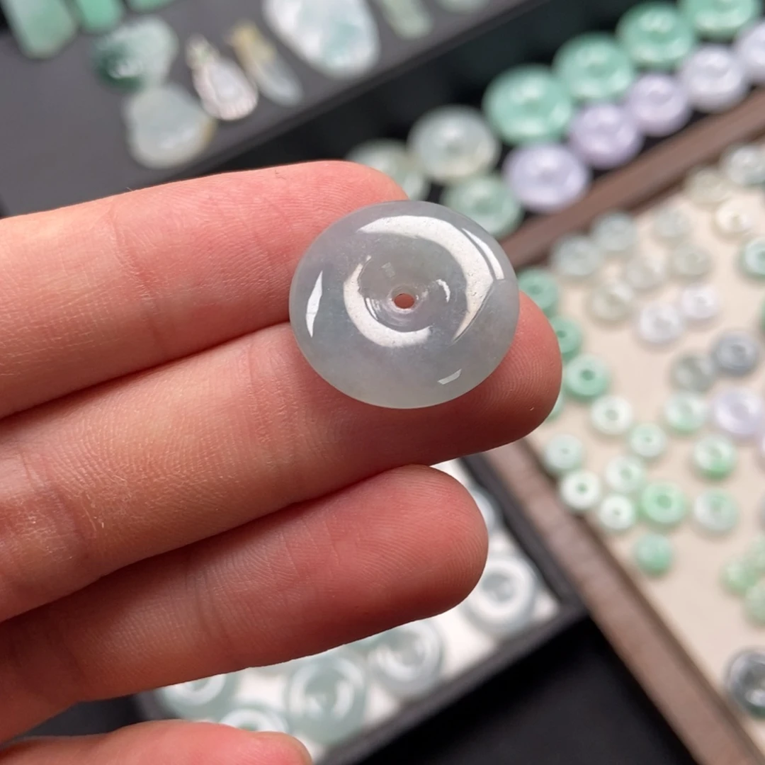 翡翠未镶嵌颈饰平安扣