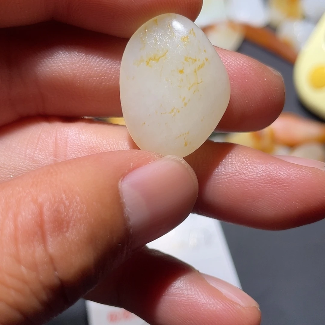 和田玉未镶嵌颈饰雨**拥