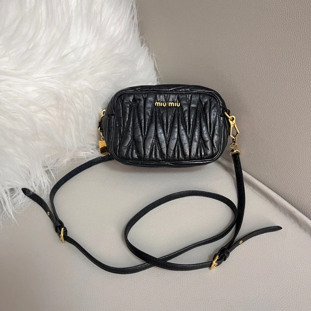 95新 MIU MIU/缪缪 迷你黑色褶皱斜挎金色手机包油蜡皮牛皮相机包