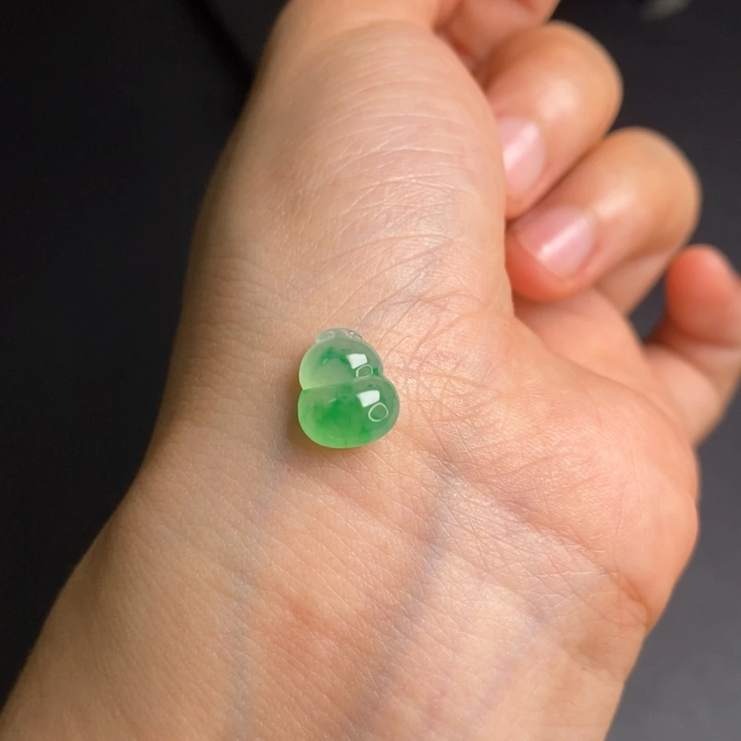 翡翠未镶嵌颈饰葫芦