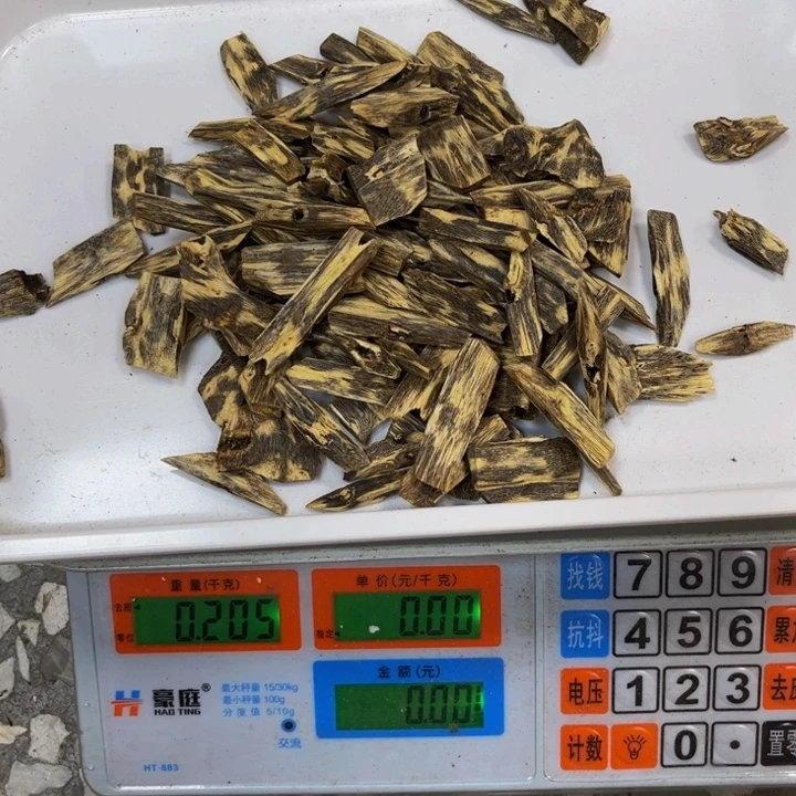 D***s沉香沉香碎屑陆河胚205 克